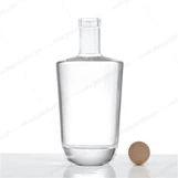 Staklena boca viskija sa poklopcem